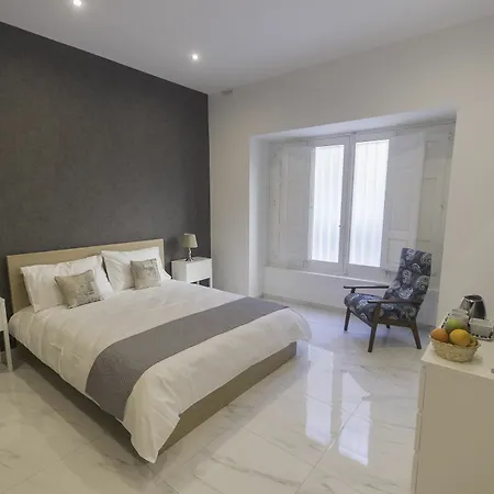 Staines Apartment *
